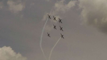 Tujuh pesawat aerobatik jenis Jupiter milik TNI Angkatan Udara bermanuver di Palembang, Sumatera Selatan, pada Rabu, 15 Maret 2017.