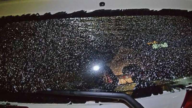 Kaca belakang Toyota Calya yang pecah tanpa sebab.