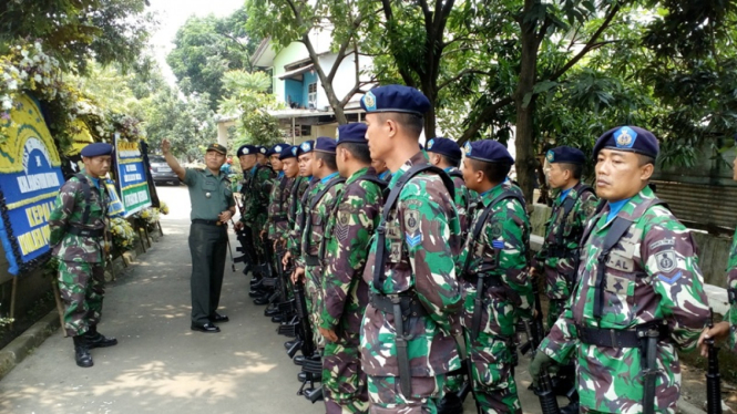 Personel TNI amankan area pemakaman Hasyim Muzadi di Beji,  Kamis (16/3/2017).
