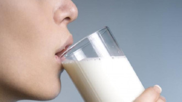 Minum susu.