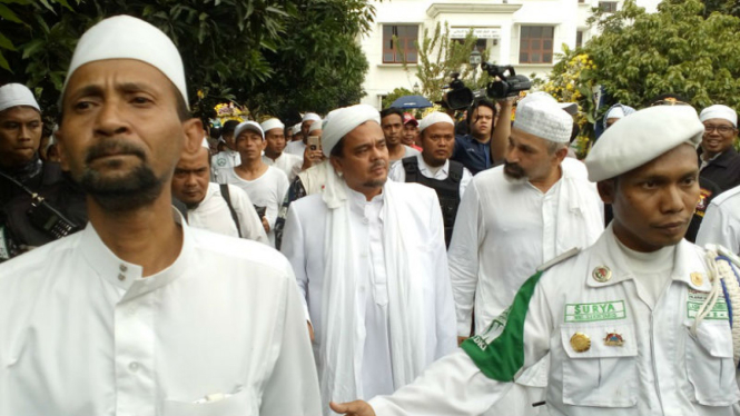 Habib Rizieq Shihab (tengah) 