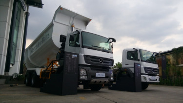 Truk baru Mercedes-Benz.