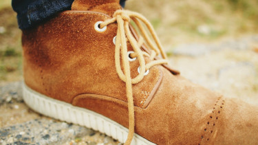 Sepatu bahan suede.