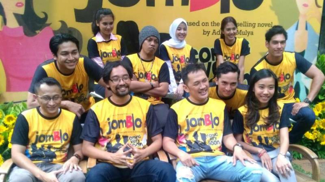 Para pemain dan sutradara film Jomblo.