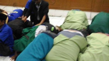 Nelayan sujud syukur setelah PTUN mengabulkan gugatan mereka soal reklamasi.