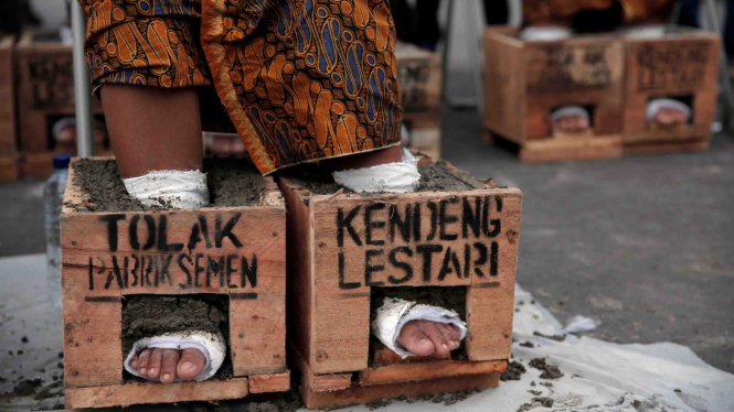 Para petani Kendeng Jawa Tengah menggelar aksi protes menolak pendirian pabrik semen di daerah mereka, baru-baru ini.