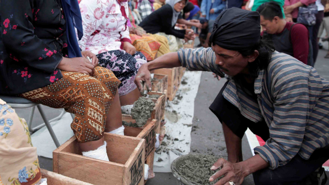Aksi Semen Kaki Untuk Tolak Pabrik Semen Kendeng