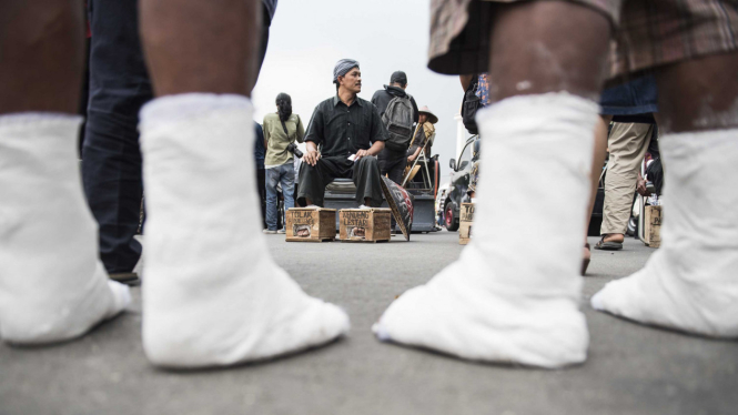 Aksi Semen Kaki Untuk Tolak Pabrik Semen Kendeng