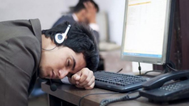 Ilustrasi tidur saat bekerja.