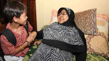 Bidun senior Waldjinah bersama cucunya.