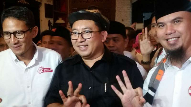 Wakil Ketua Umum Partai Gerindra Fadli Zon (tengah).