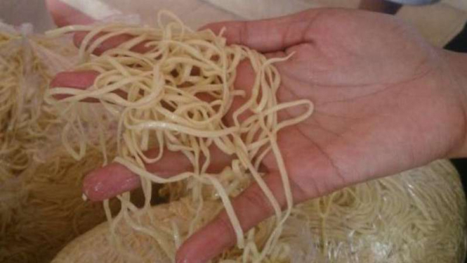 Pabrik mi berformalin di Garut digerebek, Senin (20/3/2017).
