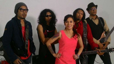 Windy bersama band Take Over 9