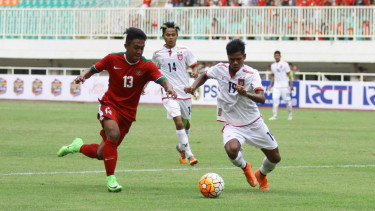 Pemain Timnas Indonesia U-22, Febri Haryadi (kiri).