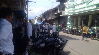 Warga di Padang Selatan Sumatera Barat berkumpul di gedung krematorium yang diduga melanggar ketentuan pendirian, Rabu (22/3/2017)

