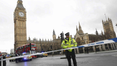 Polisi berjaga di sekitar jam Big Ben di London, Inggris, beberapa waktu lalu.