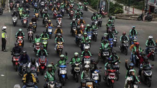 Pengemudi Angkutan Umum dan ojek berbasis aplikasi daring (online) menggelar konvoi damai di Tangerang, Banten.