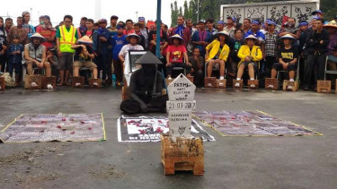 Nisan makam Ibu Patmi di depan Istana Negara.