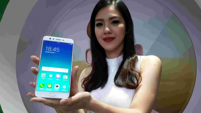 Model menunjukkan Oppo F3 Plus.