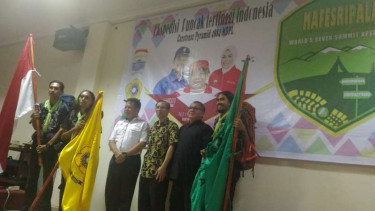 Tiga Mahasiswa Pencinta Alam Fakultas Ekonomi Universitas Sriwijaya saat pelepasan ekspedisi tujuh puncak dunia, Jumat (24/3/2017)