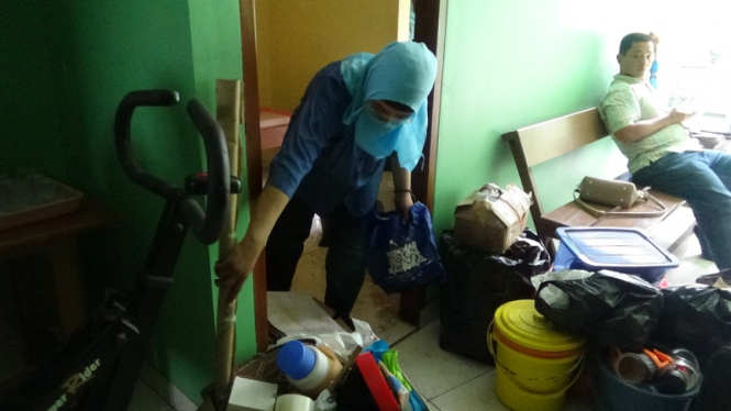 Keluarga membereskan kamar indekos Akseyna