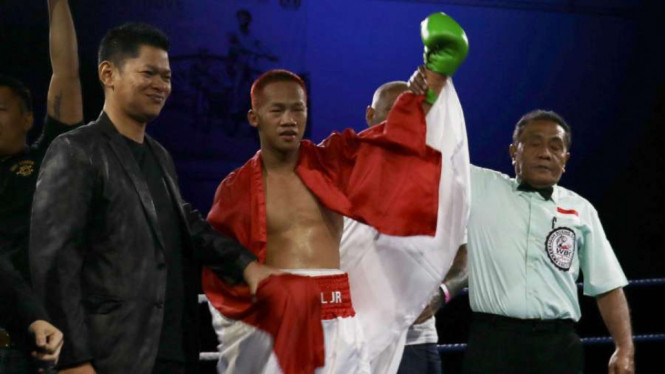 Petinju, Daud Yordan (tengah) dan pemilik Mahkota Promotion, Raja Sapta Oktohari (kiri).