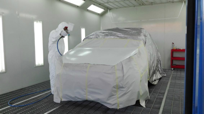Proses pengecatan mobil