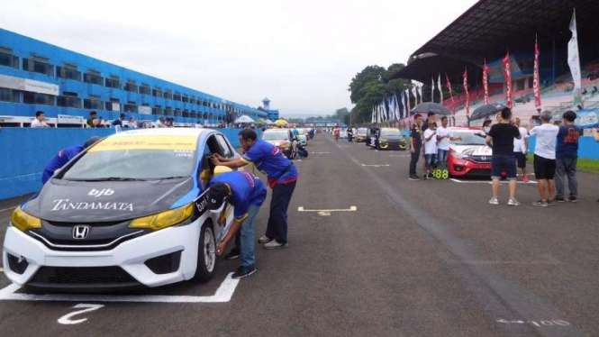 Balap One Make Race Honda Jazz Speed Challenge