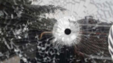 Kaca mobil yang berlubang akibat ditembak menggunakan airsoft gun.