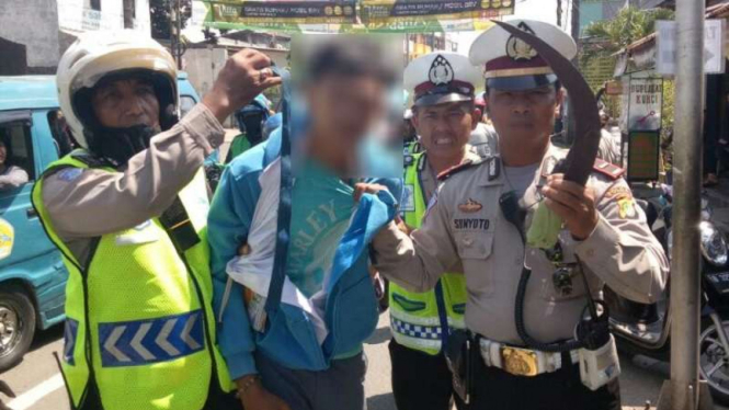 (Foto ilustrasi) Polisi amankan pelajar yang bawa celurit.