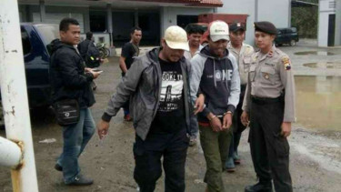 Rahmat Hidayat alias Abu Azzam, kurir senjata kelompok Santoso alias Abu Wardah saat dipindahkan dari Lapas Nusakambangan menuju Palu Sulawesi Tengah, Minggu (26/3/2017)
