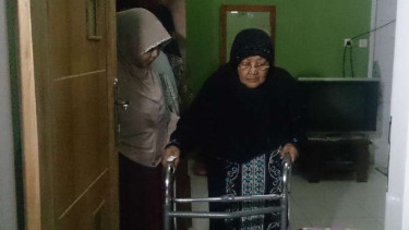 Siti Ruhayah alias Amih (kanan), ibu yang digugat hukum oleh anaknya, memeriksakan kesehatannya di RSUD dr Slamet, Garut, Jawa Barat, pada Senin, 27 Maret 2017.