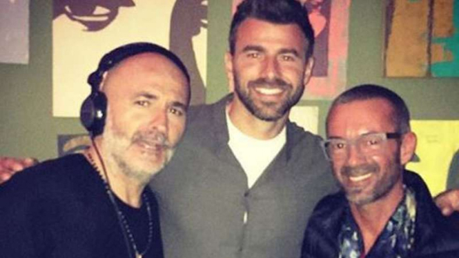 Andrea Barzagli (tengah) berada di klub malam usai membela timnas Italia