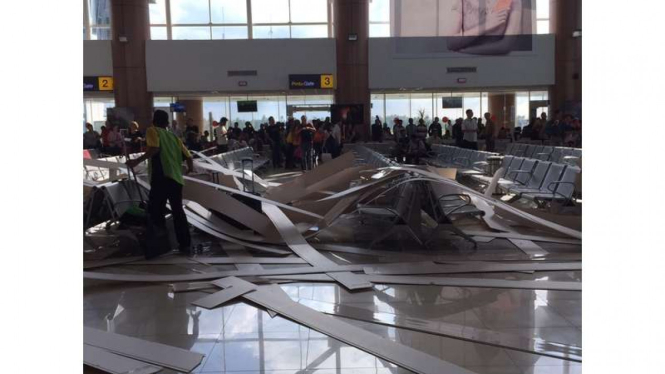 Kondisi ruang tunggu di lantai dua Bandara Internasional Supadio Pontianak Kalimantan Barat usai plafon ambruk, Minggu (26/3/2017)