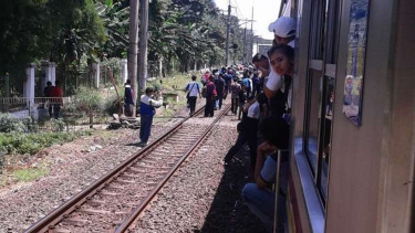 Ada gangguan, penumpang KRL turun dekat Stasiun UI, Depok, Selasa, (28/3/2017)