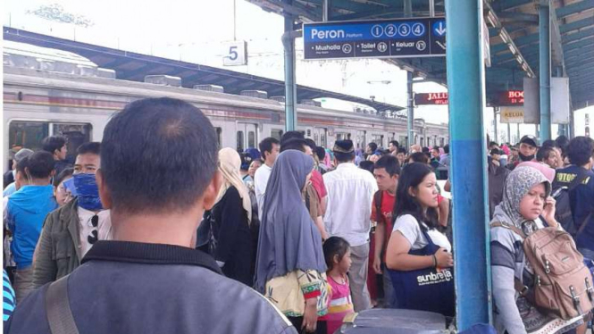Penumpukan di Stasiun Manggarai