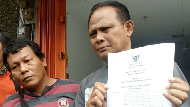 Maryono, Ketua Forum Komunikasi Angkot Depok, memperlihatkan surat edaran berisi Peraturan Wali Kota tentang penertiban angkutan berbasis aplikasi online pada Rabu, 29 Maret 2017.