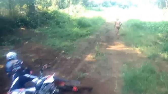 Potongan video yang menampilkan sosok Orang Pendek tak berbaju membawa kayu yang mengejutkan pengendara motor trail di hutan Aceh