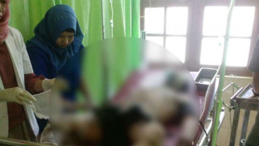 Seorang pekerja korban ledakan sebuah tambang batu bara dirawat di Sawahlunto, Sumatera Barat, pada Rabu siang, 29 Maret 2017.