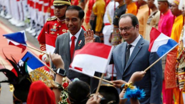 Presiden RI Joko Widodo bersama Presiden Prancis Francois Hollande.