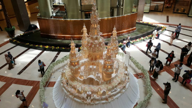 Kue pengantin setinggi tujuh meter.