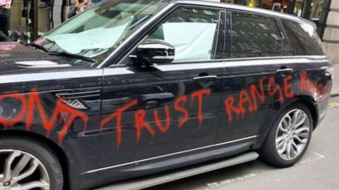 Range Rover yang dicorat-coret pemiliknya.