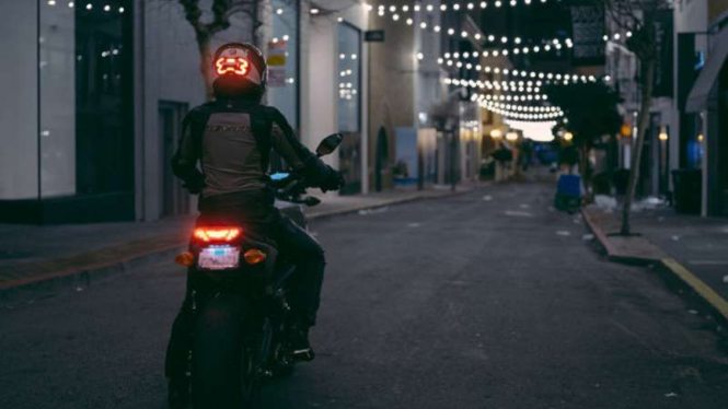 Lampu rem tambahan pada helm.