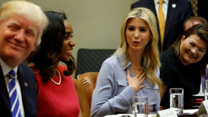Ivanka Trump saat menemani ayahnya, Presiden Donald Trump, dalam sebuah acara. 