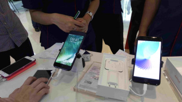iPhone  tersedia di Galeri Smartfren