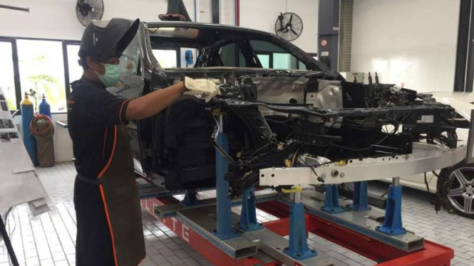 Bengkel reparasi bodi dan cat Mercedes-Benz di Indonesia.