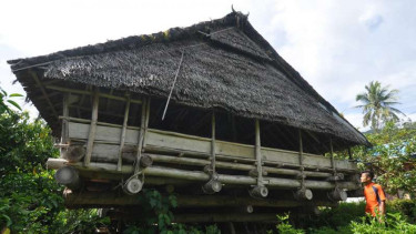 Seorang warga menunjukkan rumah adat Lobo di lokasi objek wisata budaya di Kecamatan Kulawi, Kabupaten Sigi, Sulawesi Tengah, Rabu (22/3/2017). 