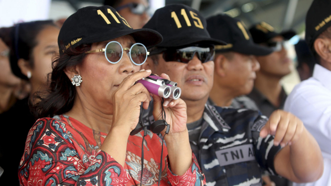 Menteri Susi (kiri) Pantau Penenggelaman Kapal di Ambon.