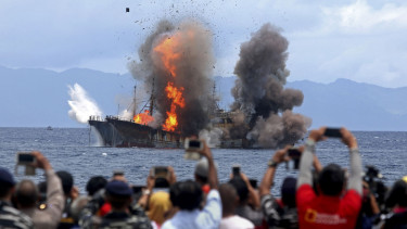 Penenggelaman kapal pencuri ikan di perairan laut Maluku oleh Kementerian Kelautan dan Perikanan.