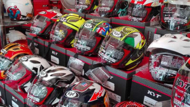 Deretan helm yang ditawarkan di ajang Tumplek Blek 2017, di Senayan, Jakarta. 